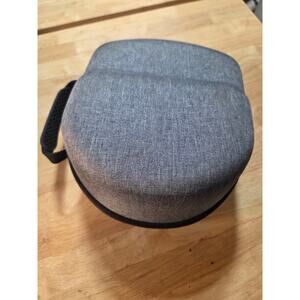 Oculus VR headset case needs a little glue good condition otherwise oculus